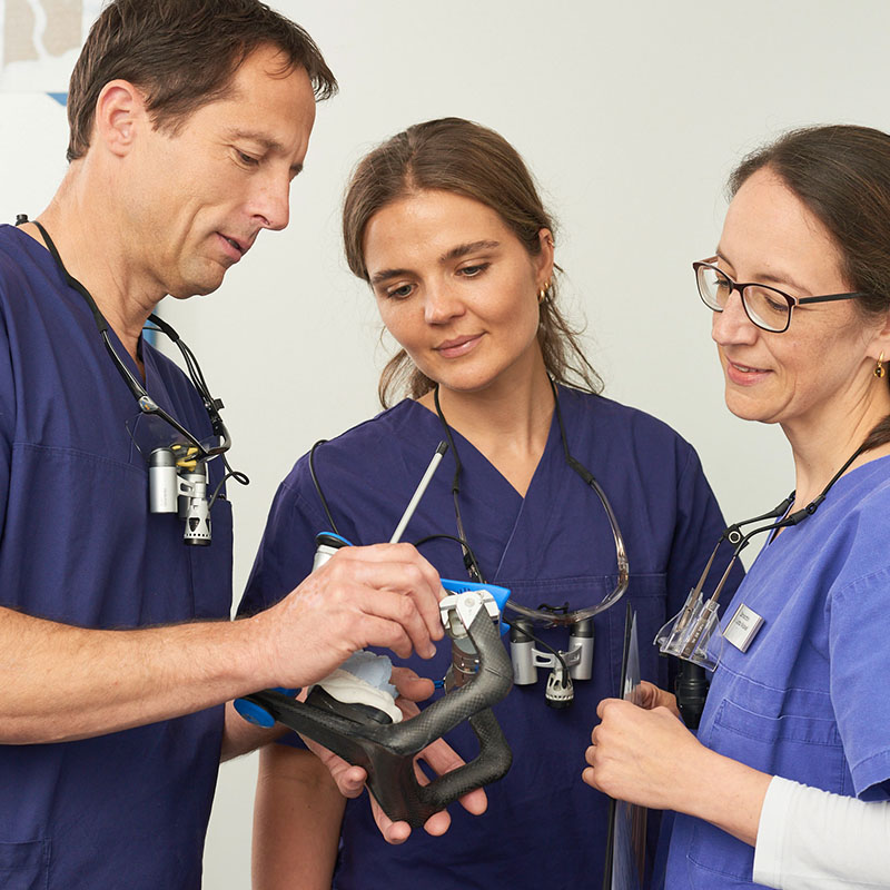 Impressionen: 3 Ärzte schauen sich eine Präparation an