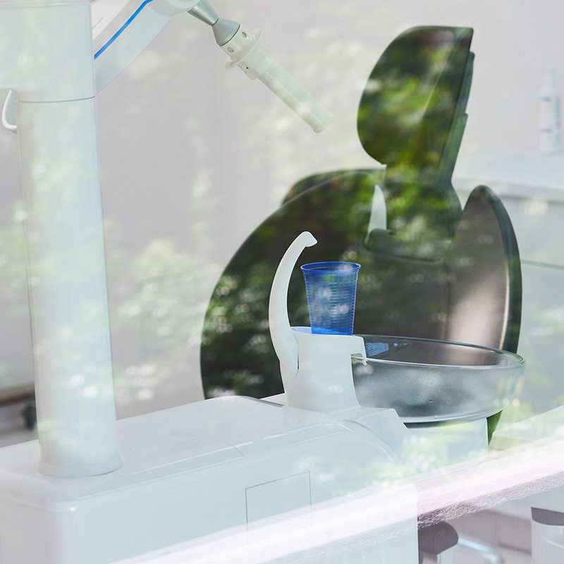 Impressionen: Eine junge Frau lächelt an der Rezeption